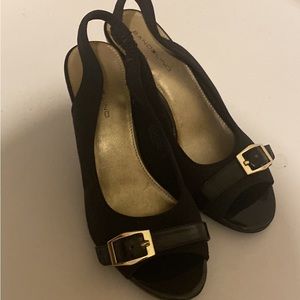 Bandolino Black Toe Out Strap Around Heels